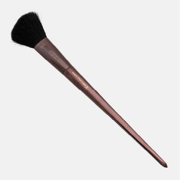 Le pinceau poudre fixante F3 de Max Factor X, avec une tête de poils denses et un manche conique.