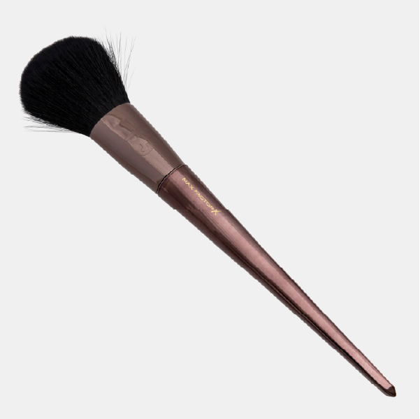 Le pinceau poudre F12 de Max Factor X, avec sa large tête de poils doux et son manche couleur bronze.