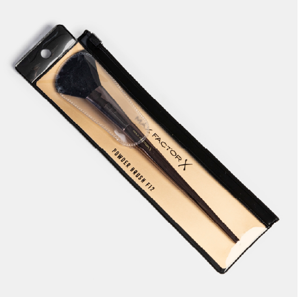 Le pinceau poudre F12 de Max Factor X dans sa pochette de vente individuelle.