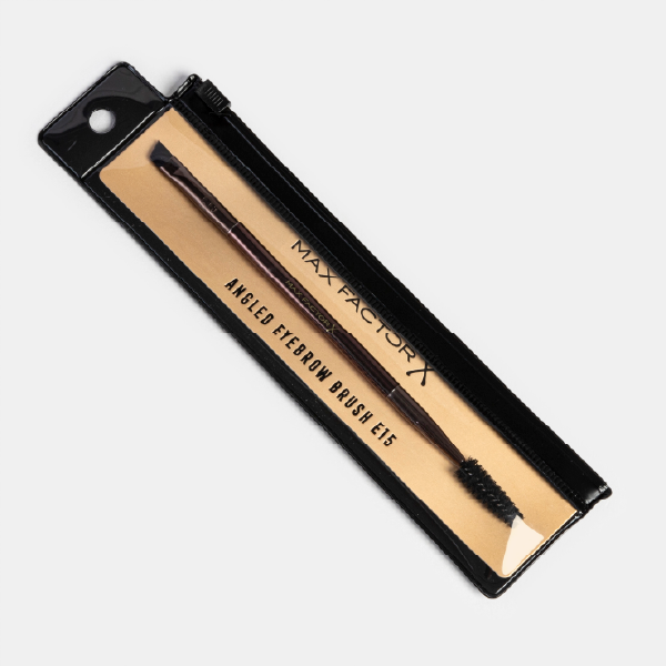 Le pinceau 'Angled Eyebrow Brush E15' de Max Factor X dans sa pochette.
