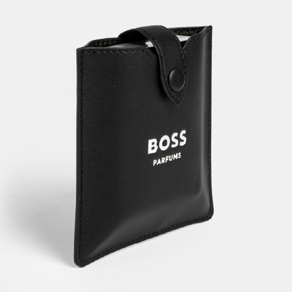 Vue de profil du porte-cartes noir BOSS Parfums, montrant son épaisseur, sa fermeture et les coutures latérales.