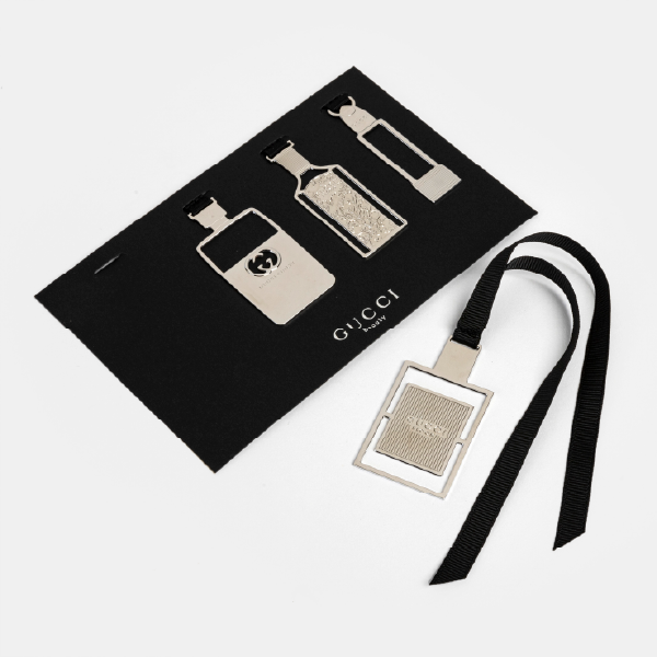 Vue du set de marque-pages Gucci où un signet a été détaché du support, illustrant leur usage individuel.
