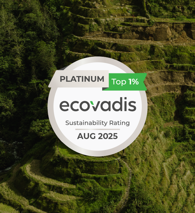 翠绿梯田上的 Ecovadis Platinum 认证标识。