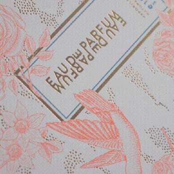 GIF animé montrant l'ouverture du calendrier de l'Avent : le couvercle se lève et active le mécanisme rotatif qui déploie le pop-up floral.