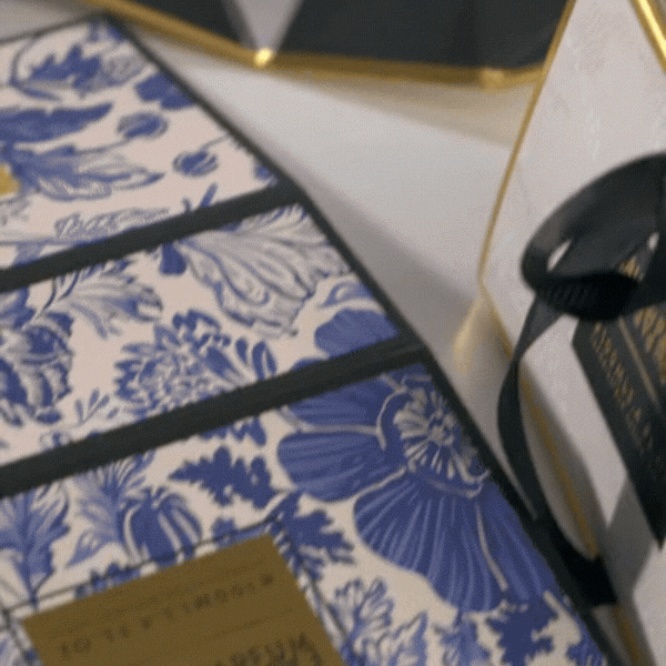 GIF animé montrant les trois versions du mini bag (pois, floral, aquarelle) qui apparaissent successivement, illustrant la diversité de la collection.