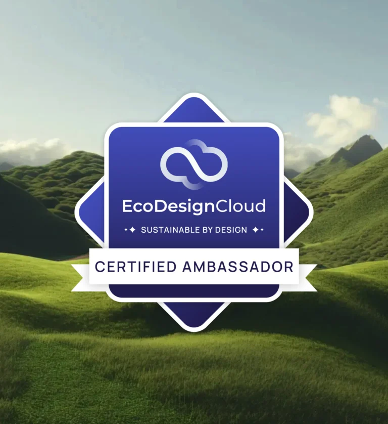 EcoDesignCloud 认证大使徽标出现在绿色、可持续山丘的数字景观上。