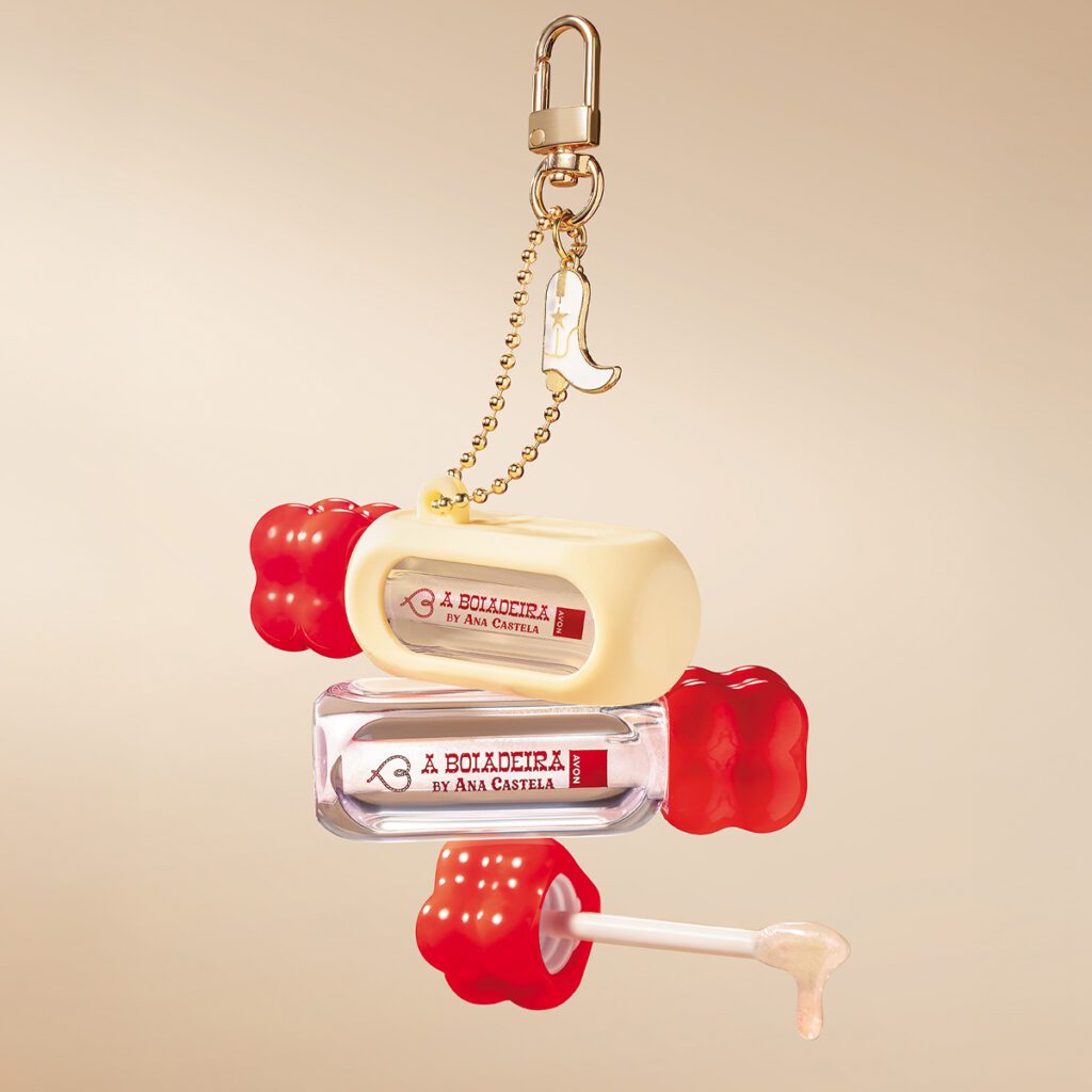 Une reproduction miniature de produit transformée en grigri, qui illustre le potentiel du produit-objet à devenir un accessoire collectionnable.