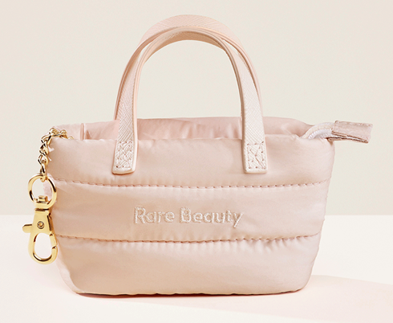 Un mini sac transformé en accessoire grâce à un grigri intégré, combinant fonctionnalité et visibilité au quotidien.