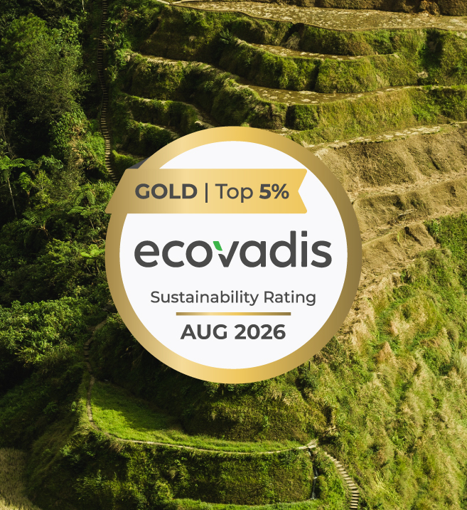 Logo de la certification Ecovadis Gold sur une image de luxuriantes collines verdoyantes en terrasses.